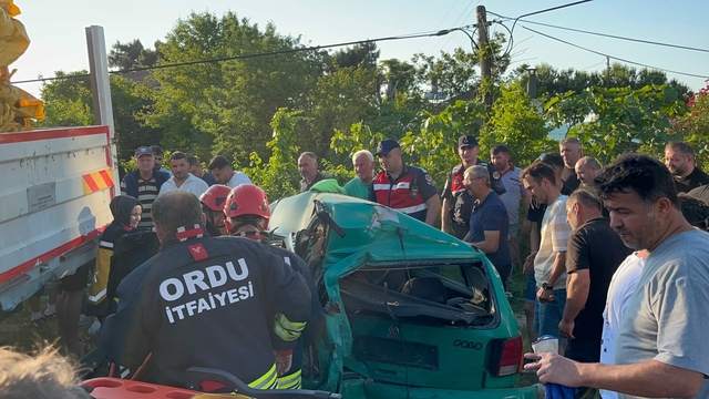 Ordu'da minibüs, park halindeki otomobile çarptı: 3 yaralı