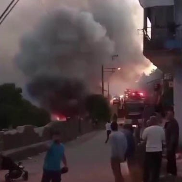 Gecekonduda çıkan yangın mahalleliyi sokağa döktü: Kundaklama şüphesi araşt...
