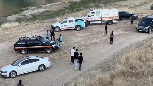 Serinlemek için Göksu Çayı'na giren genç akıntıya kapıldı