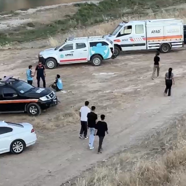 Serinlemek için Göksu Çayı'na giren genç akıntıya kapıldı