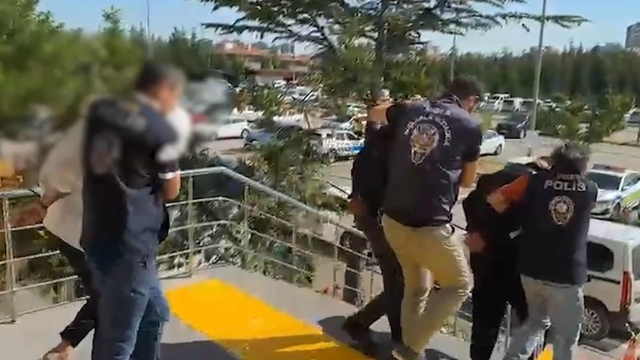 Araç kiralamak isteyen 51 vatandaş 5 milyon 970 bin TL dolandırıldı: 6 tutuklama
Sahte site üzerinden araç kiralama yoluyla vatandaşları dolandıran şahıslar 3 ilde düzenlene operasyonla yakalandı