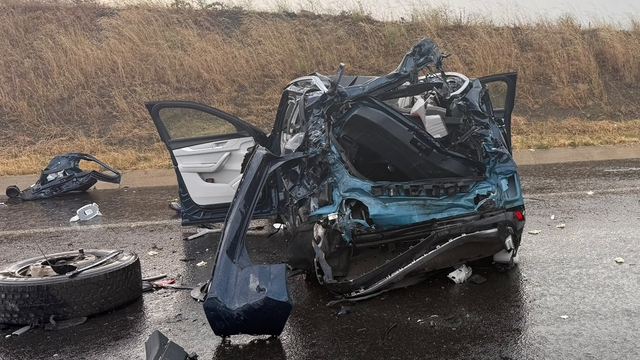Çanakkale'de tankere çarpan otomobildeki 2 kişi öldü, 2 kişi ağır yaralandı