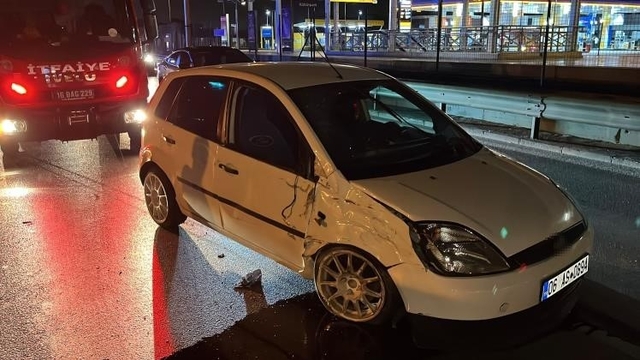 Sıkıştırılan otomobil takla attı: 4 yaralı, sürücü firarda
4 kişinin yaralandığı kaza güvenlik kamerasında