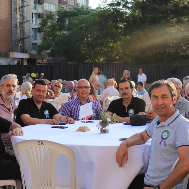 83 yaşındaki öğretmen yıllar sonra öğrencileriyle buluştu