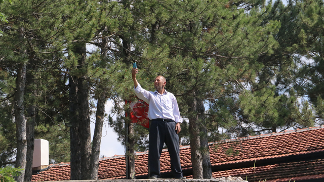 Telefon ve internet için başka mahalleye gidiyorlar