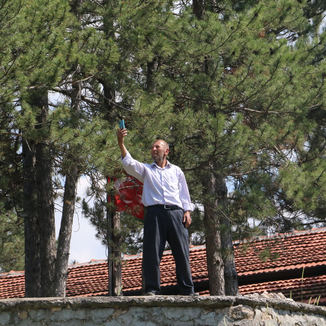 Telefon ve internet için başka mahalleye gidiyorlar