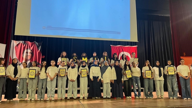 Gençler İngilizceyi sanatla buluşturdu
Yabancı Dil Şenliği kültür ve medeniyet buluşmasına dönüştü