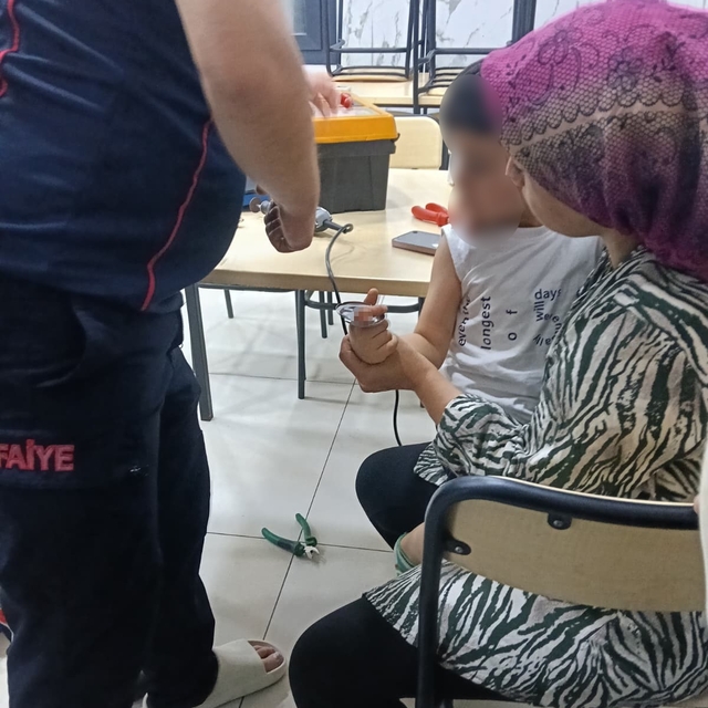 Osmaniye'de parmağı duş başlığına sıkışan çocuğu itfaiye kurtardı
