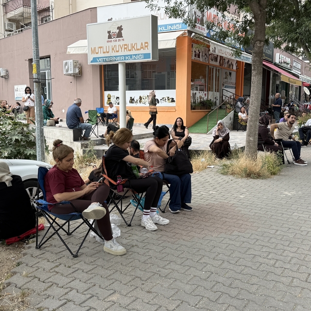 Öğrenciler içeride veliler dışarıda ter döktü