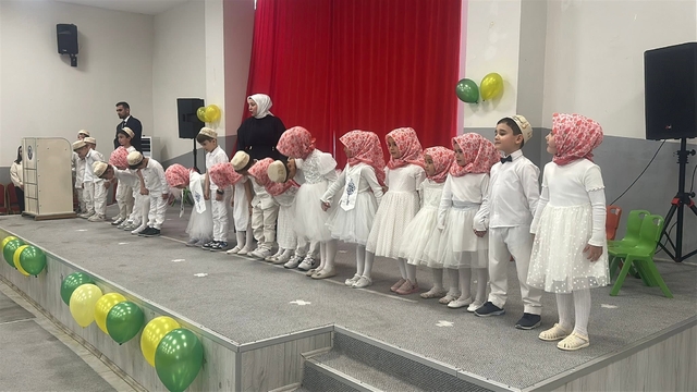 Çavdarhisar'da 4-6 Yaş Kur'an Kursu öğrencilerinden yılsonu gösterisi