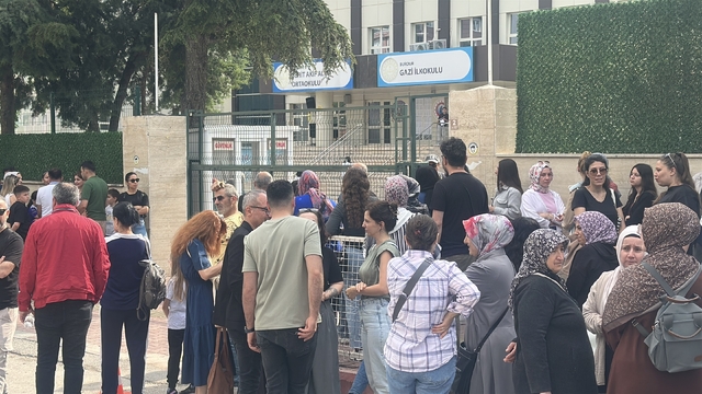 Burdur'da 2 bin 317 öğrenci LGS heyecanı yaşıyor
Veliler, okul bahçelerinin dışında çocukları için dua edip heyecanla bekledi