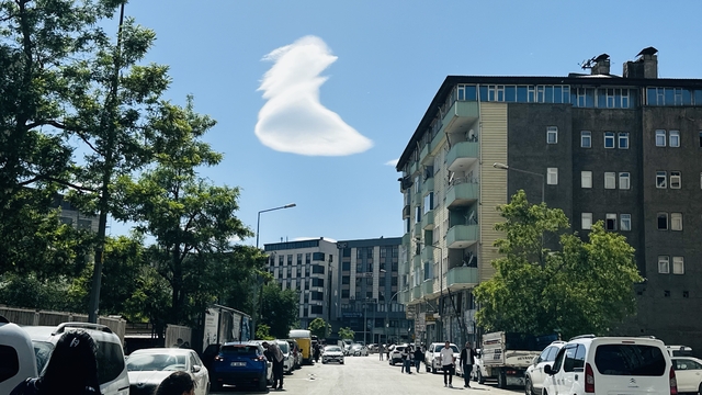 Yüksekova semalarında nadir görülen doğa olayı: "UFO" benzetmesi yapılan bulutlar hayran bıraktı