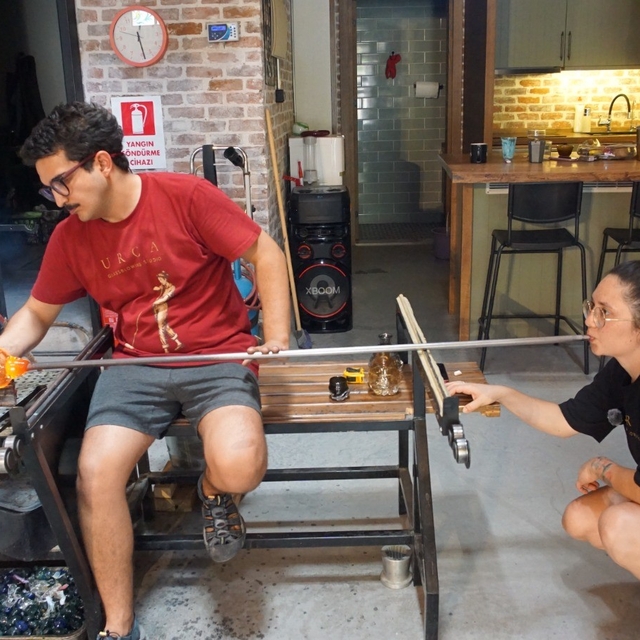 Roma yöntemiyle bin 190 derecelik cam sanatı
Ege'nin tek sıcak cam sanatçıl...