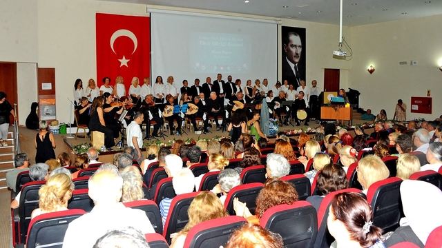 Çeşme Halk Eğitim Merkezi'nden yıl sonu konserinde müzik ve sanat şöleni