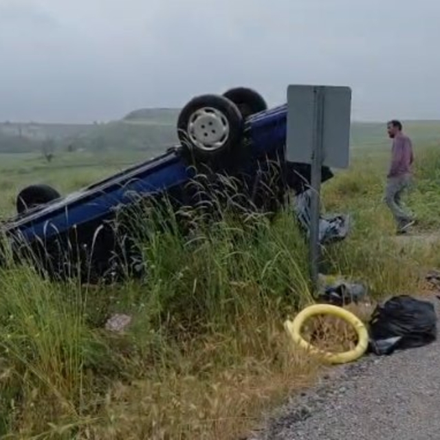 Takla atan otomobildeki aynı aileden 4 kişi yaraladı