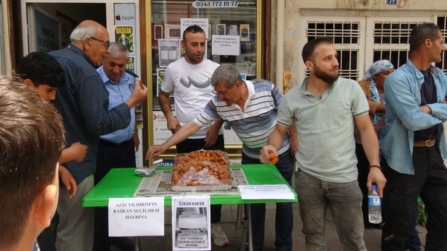 Aziz Yıldırım'ın başkanlık zaferi Gercüş'te tatlıyla kutlandı