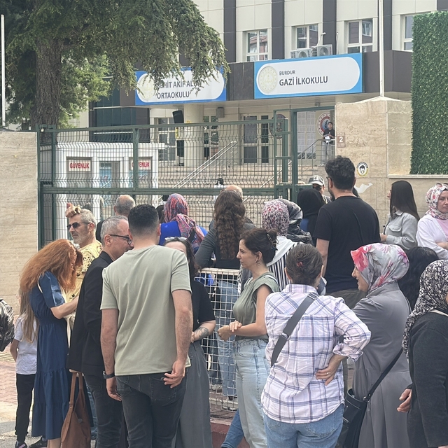 Burdur'da 2 bin 317 öğrenci LGS heyecanı yaşıyor
Veliler, okul bahçelerinin...