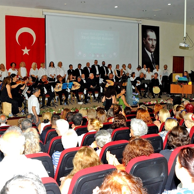 Çeşme Halk Eğitim Merkezi'nden yıl sonu konserinde müzik ve sanat şöleni