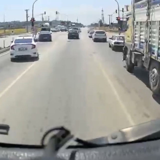 Osmaniye'de itfaiye aracına fermuar sistemiyle geçiş koridoru oluşturdular
