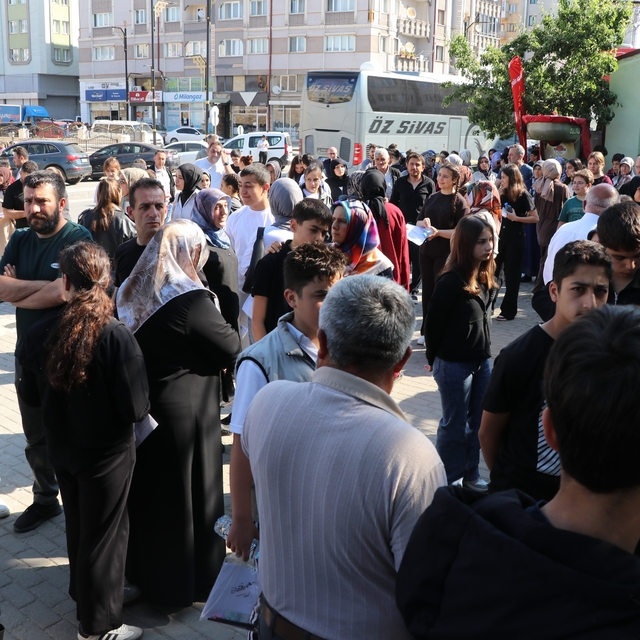 Sivas'ta LGS heyecanı başladı
Çocukları sorularla ter dökerler veliler dışa...