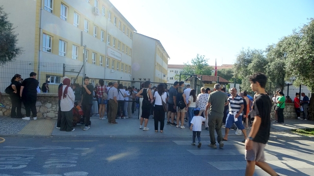Muğla'da LGS heyecanı
Öğrenciler sınavda, aileler kapıda ter döktü