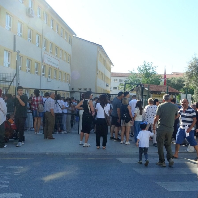 Muğla'da LGS heyecanı
Öğrenciler sınavda, aileler kapıda ter döktü