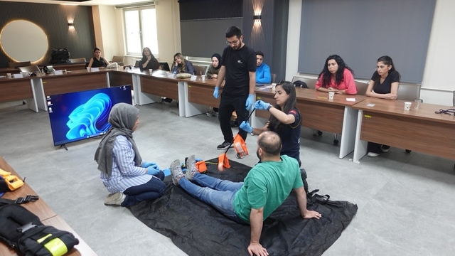 Zamana karşı yarışan sağlıkçılar Eskişehir'de TİLYAD eğitimini başarıyla tamamladı
Eskişehir'de sağlık çalışanlarının saha deneyimini güçlendirecek kritik eğitim
Eskişehir'de sağlık personeli travma vakalarına karşı simülatörlerle hazırlandı