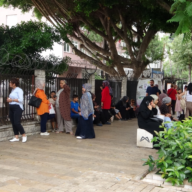Mersin'de 25 bin 965 öğrenci için LGS başladı: Çocuklar içerde aileleri dış...