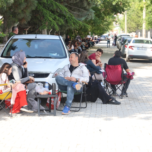 Kamp sandalyeleri piknik için değil, sınav maratonunu beklemek için açıldı
