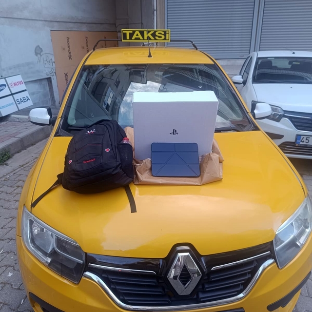 Yine İzmir, yine örnek taksici
İzmir taksi esnafı güven vermeye devam ediyo...