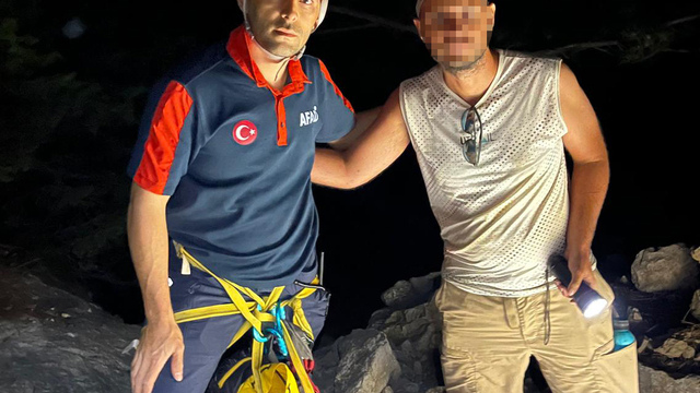 Manzara izlemek isterken mahsur kaldı, 8 saatlik operasyonla kurtarıldı