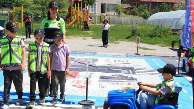 Sinop'ta jandarmadan miniklere uygulamalı trafik eğitimi