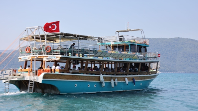 Muğla Büyükşehir Belediyesi şehit aileleri ve gazileri tekne gezisi düzenledi