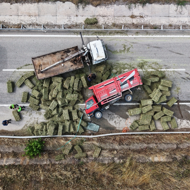 Ot balyası yüklü kamyon devrildi: Kilometrelerce araç kuyruğu oluştu
