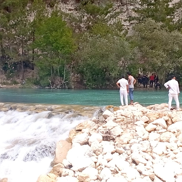 Serinlemek için girdiği çayda kaybolan genç için arama çalışmaları başlatıl...