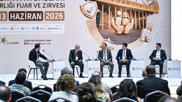Sigorta İzmir'de geleceğin riskleri ve fırsatları masaya yatırıldı