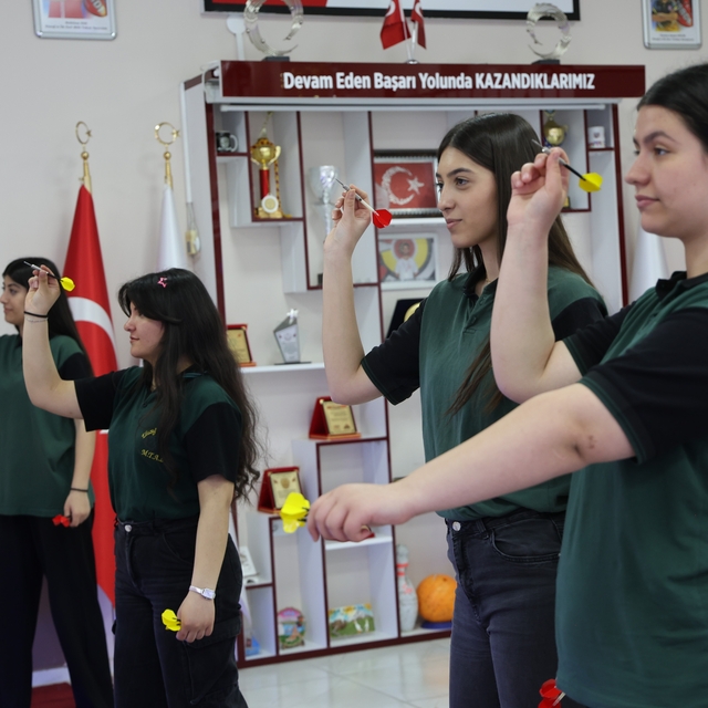 Elazığ'da genç kızların dart sporuna ilgisi artıyor
