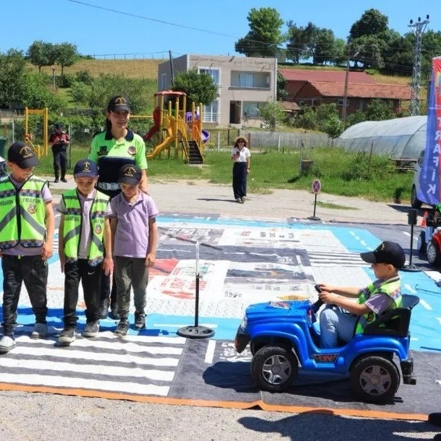 Sinop'ta jandarmadan miniklere uygulamalı trafik eğitimi