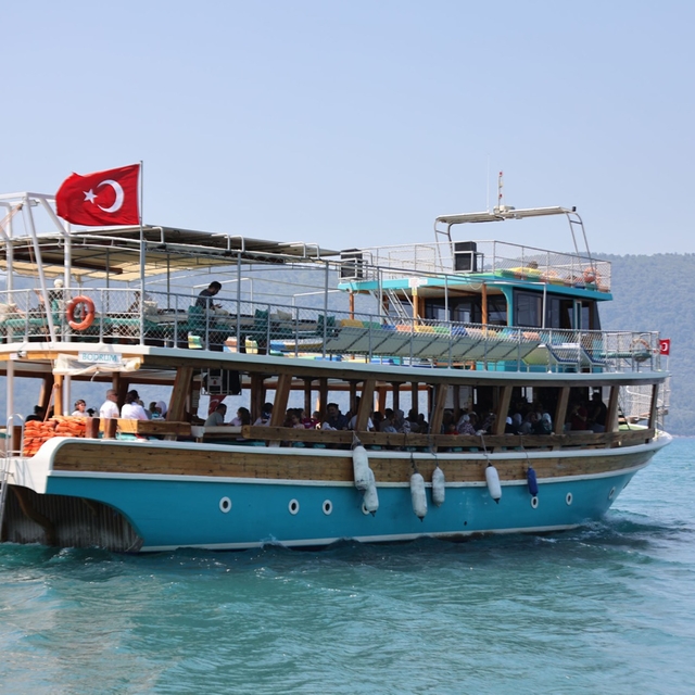 Muğla Büyükşehir Belediyesi şehit aileleri ve gazileri tekne gezisi düzenle...