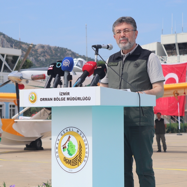 Bakan Yumaklı: "28 uçak, 119 helikopter, 14 İHA ile yeşil vatanımıza havada...