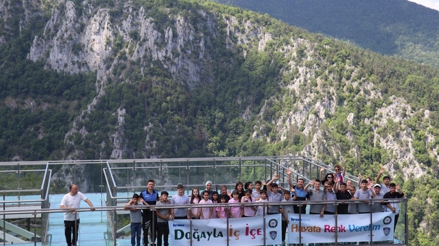 Öğrenciler 450 metre yüksekteki seyir terası ve kanyonu gezdi