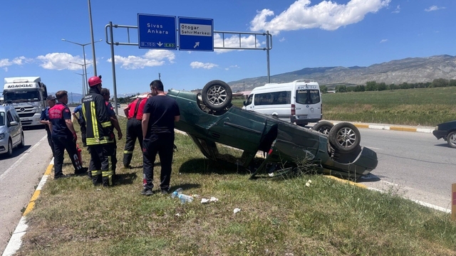 Erzincan'da takla atan otomobilde 2 kişi yaralandı