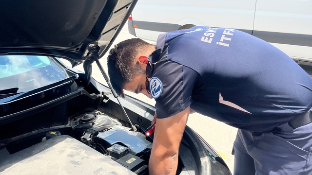 Eskişehir'de motor bölümüne sıkışan kediyi itfaiye ekipleri kurtardı
Otomobilinden gelen sesleri dinledi, soluğu merkez itfaiye binasında aldı
