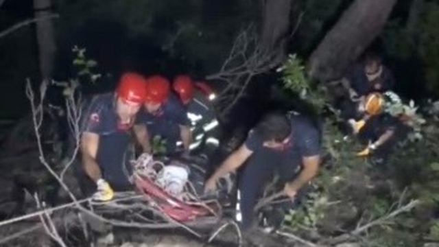 Otomobil uçuruma yuvarlandı: 3 yaralı 100 metrelik uçurumdan kurtarıldı