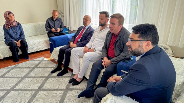 Vali Aydoğdu, babasını kaybeden öğrencinin ailesini ziyaret etti