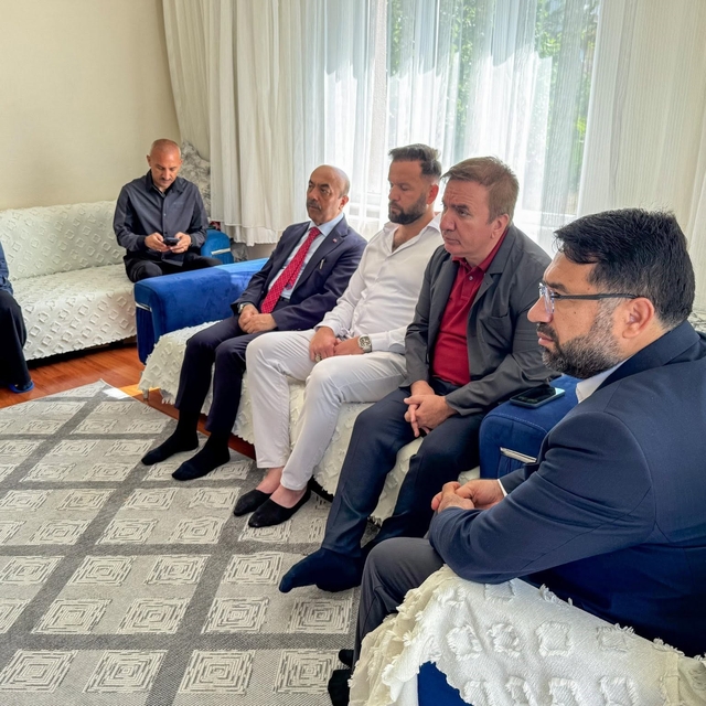 Vali Aydoğdu, babasını kaybeden öğrencinin ailesini ziyaret etti