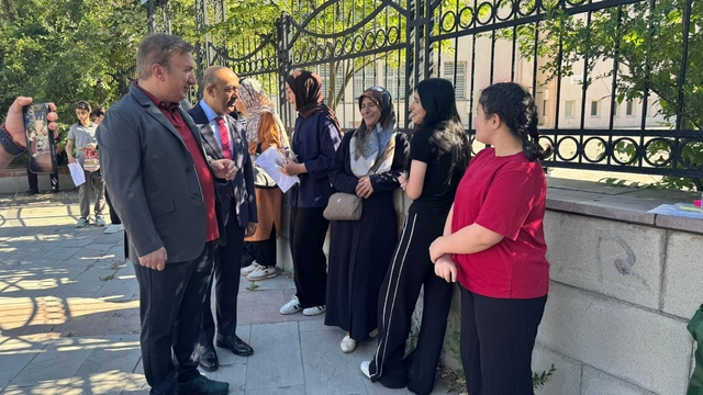 Vali Aydoğdu, LGS öncesi öğrenci ve velilerle bir araya geldi