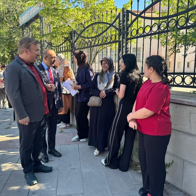 Vali Aydoğdu, LGS öncesi öğrenci ve velilerle bir araya geldi