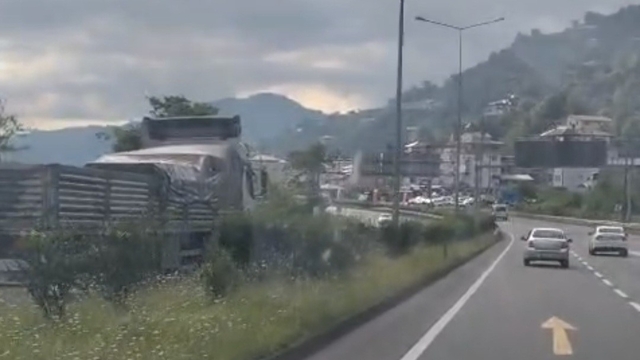Karadeniz Sahil Yolunda ters yönde giden kamyon korkuttu