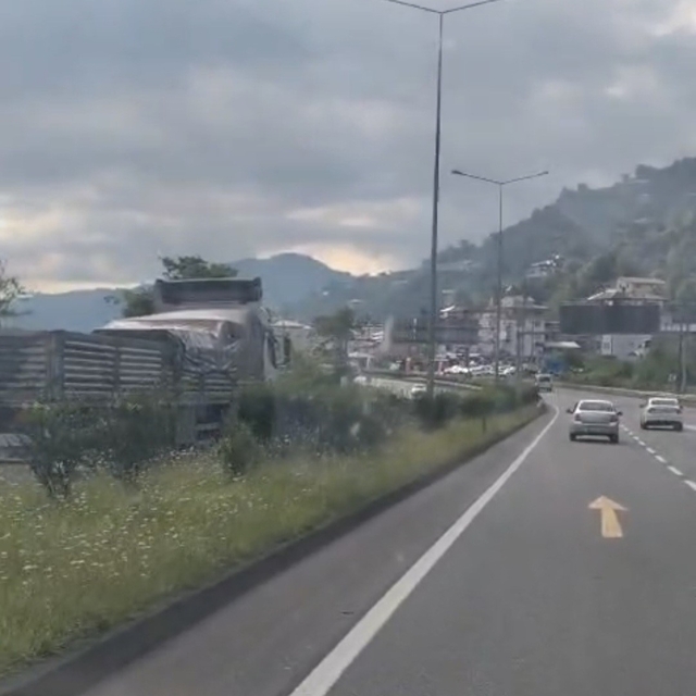 Karadeniz Sahil Yolunda ters yönde giden kamyon korkuttu